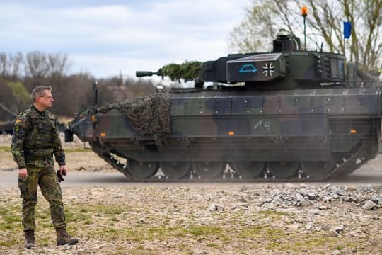 Ein Brigadegeneral beobachtet bei einer Bundeswehrübung die Verlegung seiner Panzer.