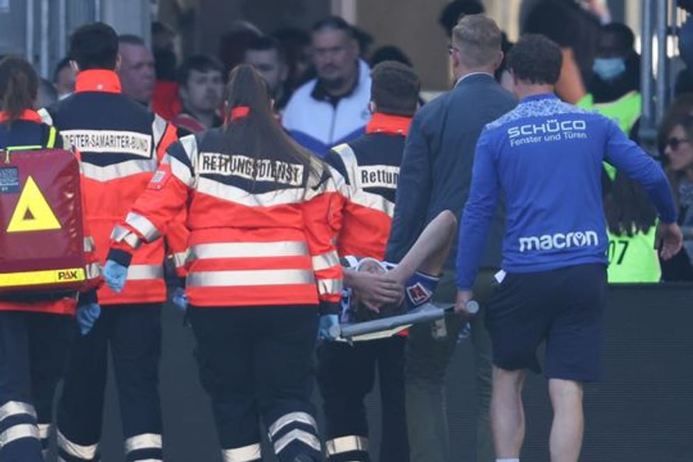 Der nächste Verletzte: Bielfelds Fabian Kunze wird verletzt vom Platz getragen.