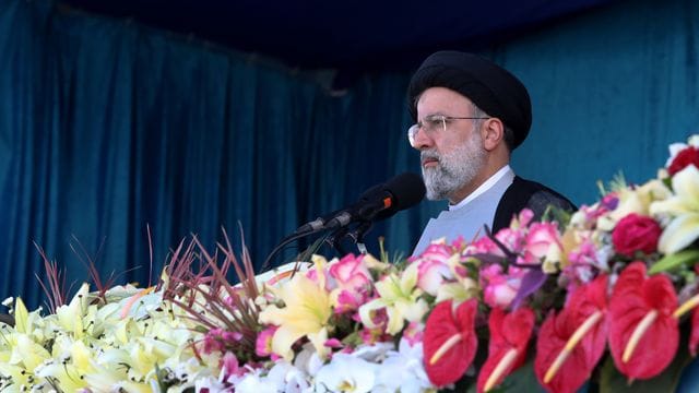 Der iranische Präsident Ebrahim Raisi während seiner Rede der Militärparade anlässlich des Tages der nationalen Armee in Teheran.