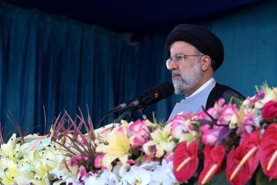 Der iranische Präsident Ebrahim Raisi während seiner Rede der Militärparade anlässlich des Tages der nationalen Armee in Teheran.