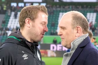 Wolfsburgs Sportchef Jörg Schmadtke (r) baut auf Trainer Florian Kohfeldt.