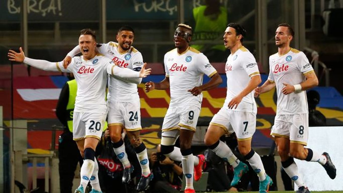 Die Spieler des SSC Neapel feiern ein Tor.