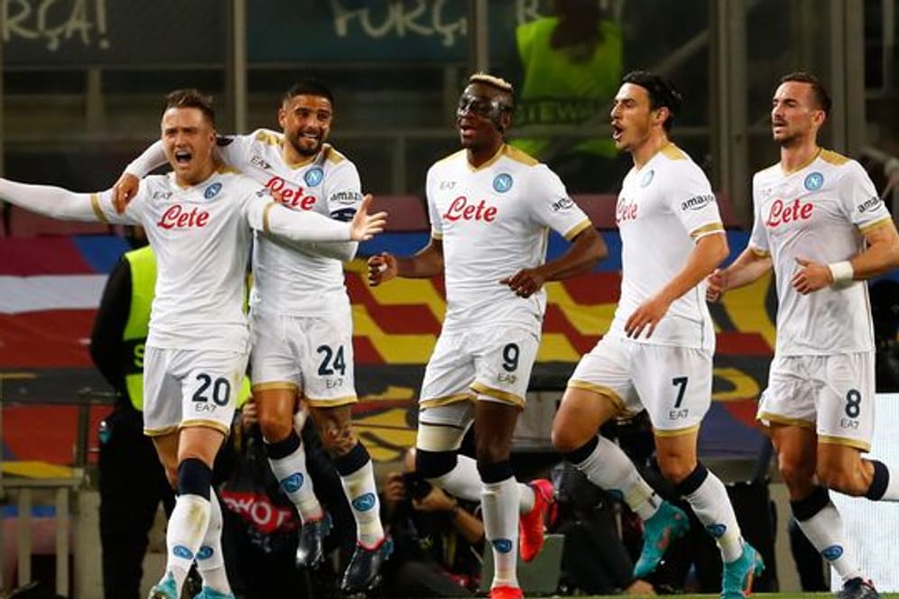 Die Spieler des SSC Neapel feiern ein Tor.