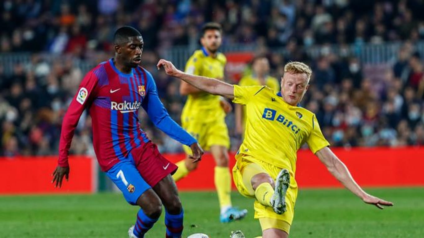 Ousmane Dembele (l) vom FC Barcelona und Jens Jonsson vom FC Cadiz kämpfen um den Ballbesitz.