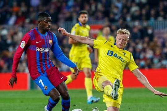 Ousmane Dembele (l) vom FC Barcelona und Jens Jonsson vom FC Cadiz kämpfen um den Ballbesitz.