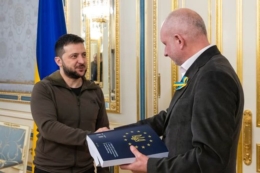 Wolodymyr Selenskyj (l) überreicht Matti Maasikas den Fragebogen für einen EU-Beitritt der Ukraine.
