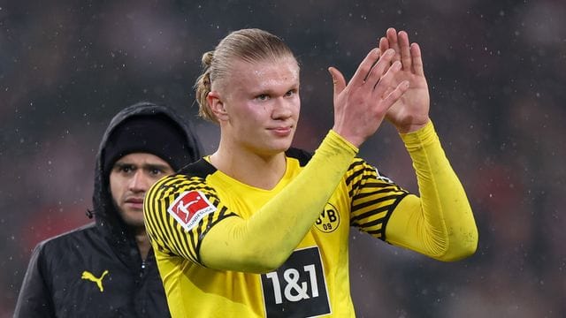 Dortmunds Erling Haaland bedankt sich nach einem Spiel bei den Fans.