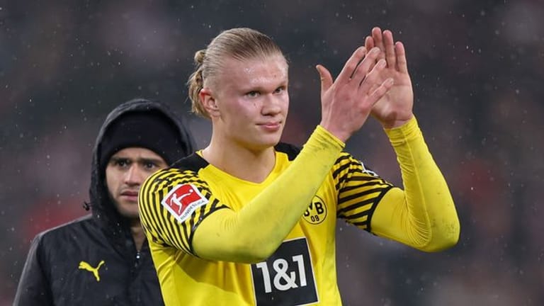 Dortmunds Erling Haaland bedankt sich nach einem Spiel bei den Fans.