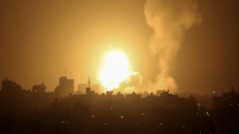 Eine heftige Explosion, verursacht durch israelische Luftangriffe auf eine Militärbasis der Hamas.