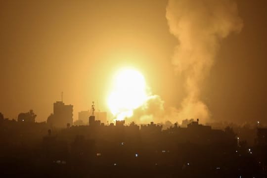 Eine heftige Explosion, verursacht durch israelische Luftangriffe auf eine Militärbasis der Hamas.