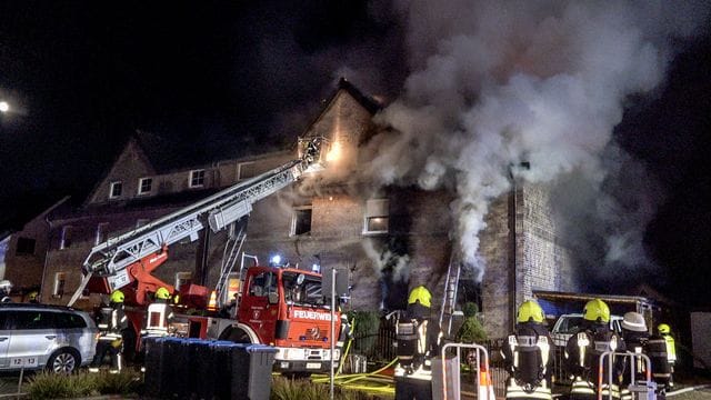 Feuerwehrleute bekämpfen den Brand eines Mehrfamilienhauses in Wesel. Feuerwehrleute bekämpfen den Brand eines Mehrfamilienhauses in Wesel.