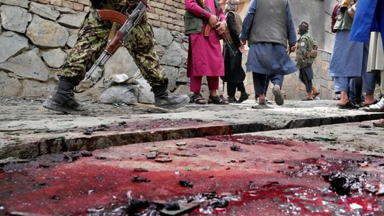Taliban-Kämpfer stehen Wache am Ort der Explosion vor einer Schule in Kabul.
