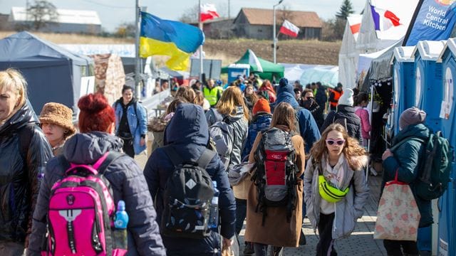 Geflüchtete aus der Ukraine am Grenzübergang in Medyka in Südpolen.