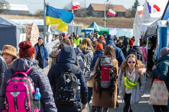 Geflüchtete aus der Ukraine am Grenzübergang in Medyka in Südpolen.