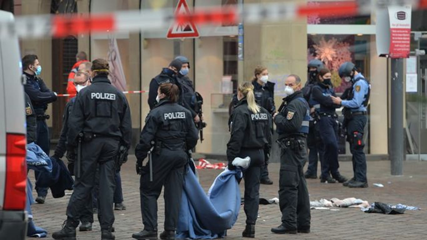 Polizistinnen und Polizisten in Trier am Tatort, wo ein Autofahrer mehrere Menschen erfasst und getötet hat.