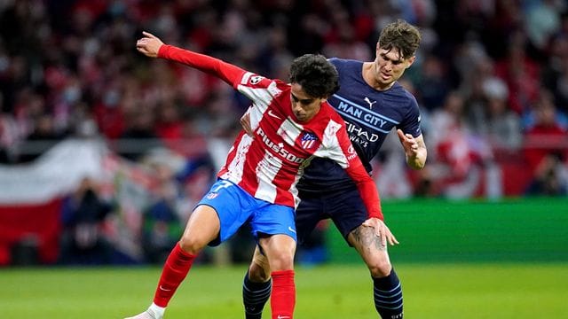 Atleticos Joao Felix (l) behauptet im Zweikampf den Ball vor Manchesters John Stones.