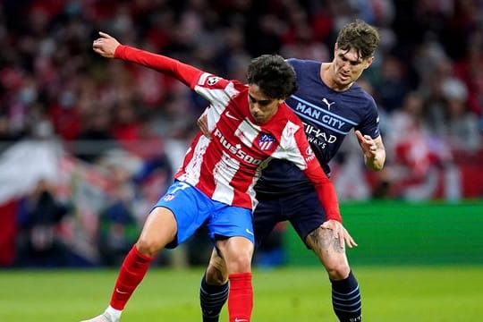 Atleticos Joao Felix (l) behauptet im Zweikampf den Ball vor Manchesters John Stones.