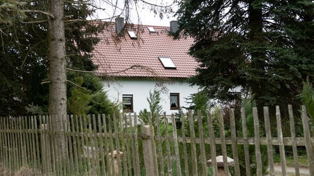 Ein Holzzaun umgibt das Wohnhaus, in dem vier Leichen gefunden worden sind. Ein Holzzaun umgibt das Wohnhaus, in dem vier Leichen gefunden worden sind.