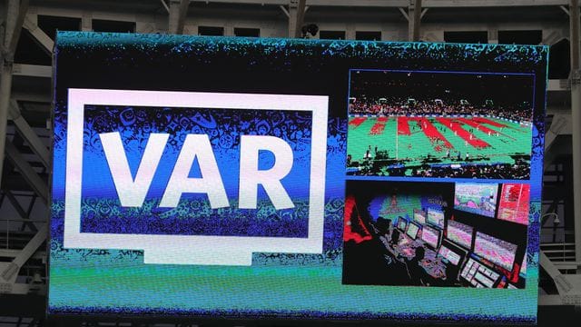 Auf der Anzeigetafel in einem Stadion ist der Schriftzug "VAR" für Video Assistent Referee zu sehen. Auf der Anzeigetafel in einem Stadion ist der Schriftzug "VAR" für Video Assistent Referee zu sehen.