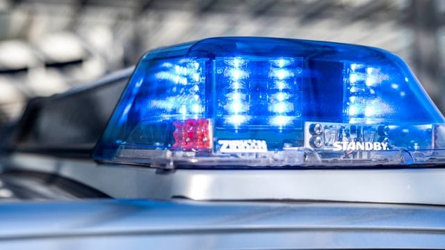 Die Polizei hat in Köln-Nippes eine tote Frau mit Stichverletzungen in einem Haus gefunden.