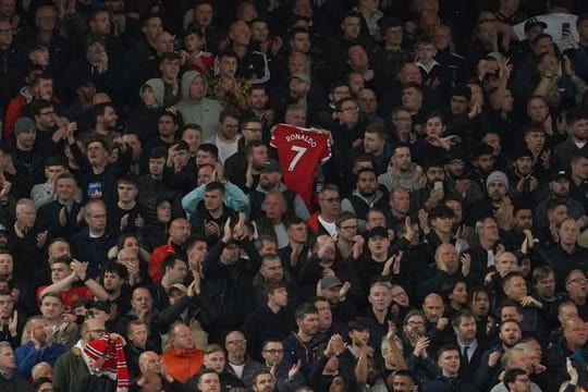 Zuschauer applaudieren in der siebten Spielminute zur Unterstützung von Manchester Uniteds Cristiano Ronaldo und dessen Partnerin Georgina Rodriguez nach deren schwerem Schicksalsschlag.