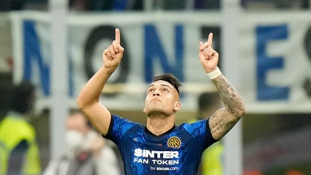 Lautaro Martinez von Inter Mailand jubelt über sein Tor zum 2:0 gegen den Stadtrivalen.