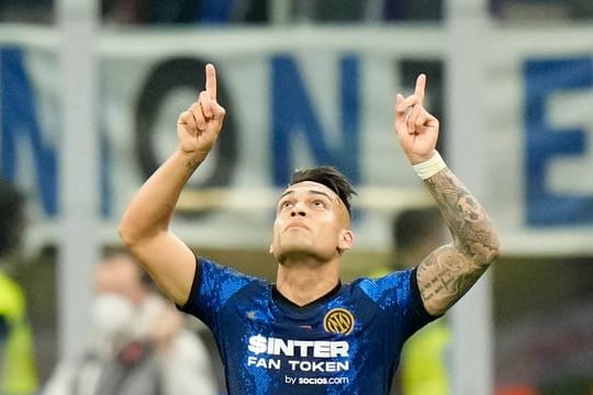 Lautaro Martinez von Inter Mailand jubelt über sein Tor zum 2:0 gegen den Stadtrivalen.