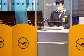 Eine Mitarbeiterin der Lufthansa bereitet am Flughafen München das Boarding für einen Flug vor.