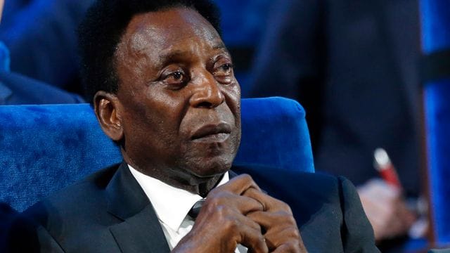 Der Brasilianer Pele nimmt an der Auslosung der Fußball-Weltmeisterschaft 2018 im Kreml in Moskau teil. Der Brasilianer Pele nimmt an der Auslosung der Fußball-Weltmeisterschaft 2018 im Kreml in Moskau teil.
