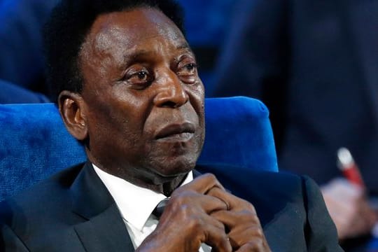 Der Brasilianer Pele nimmt an der Auslosung der Fußball-Weltmeisterschaft 2018 im Kreml in Moskau teil.