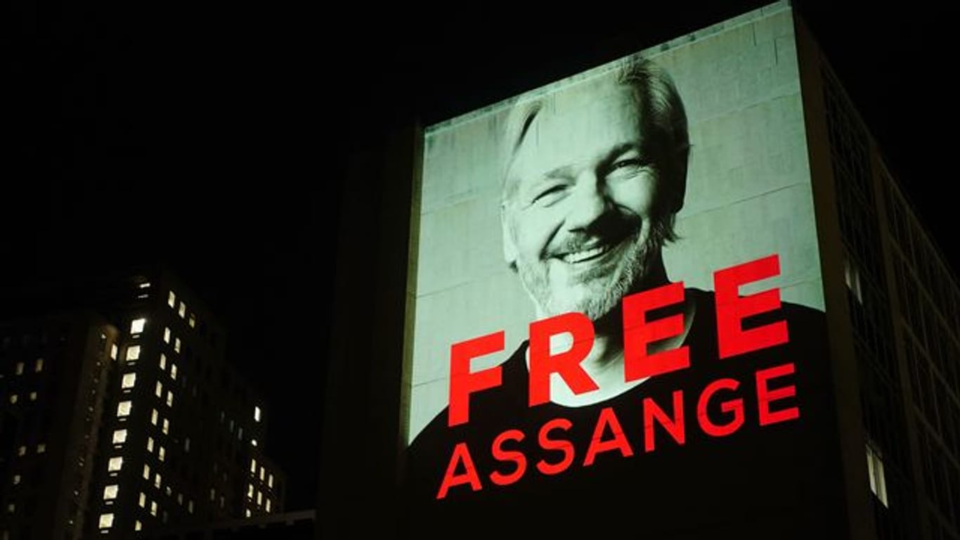 Ein Bild von Julian Assange wird auf ein Gebäude in der Leake Street im Zentrum Londons projiziert, in Erinnerung an seine Verhaftung 2019.