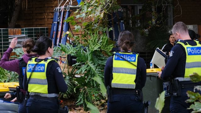 Polizei und Rettungskräfte arbeiten an der Unfallstelle in Melbournes Stadtteil Elwood. Polizei und Rettungskräfte arbeiten an der Unfallstelle in Melbournes Stadtteil Elwood.