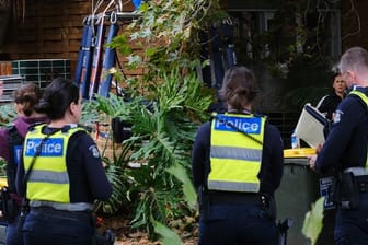 Polizei und Rettungskräfte arbeiten an der Unfallstelle in Melbournes Stadtteil Elwood.