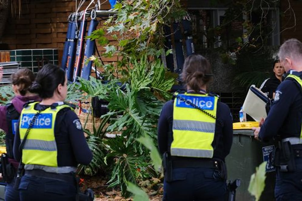 Polizei und Rettungskräfte arbeiten an der Unfallstelle in Melbournes Stadtteil Elwood.