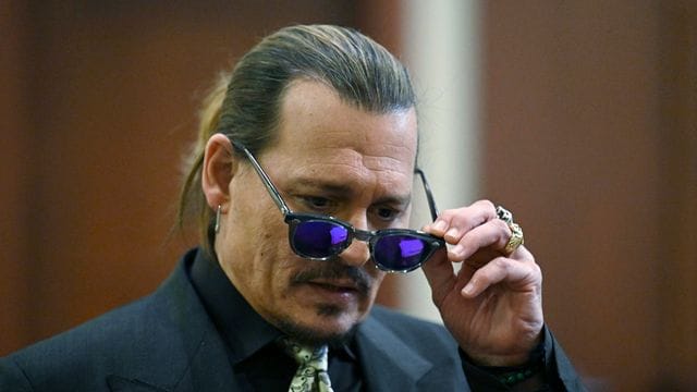 Johnny Depp wirft seiner Ex-Frau Heard vor, in einem 2018 von der "Washington Post" veröffentlichten Kommentar zum Thema häusliche Gewalt falsche Aussagen gemacht zu haben. Johnny Depp wirft seiner Ex-Frau Heard vor, in einem 2018 von der "Washington Post" veröffentlichten Kommentar zum Thema häusliche Gewalt falsche Aussagen gemacht zu haben.