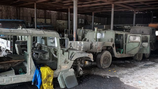 Beschädigte Militärfahrzeuge der ukrainischen Armee in Mariupol.