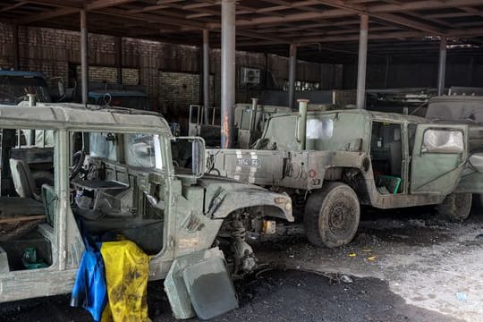 Beschädigte Militärfahrzeuge der ukrainischen Armee in Mariupol.