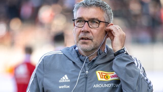Der Cheftrainer des Fußball-Bundesligisten 1. Der Cheftrainer des Fußball-Bundesligisten 1.