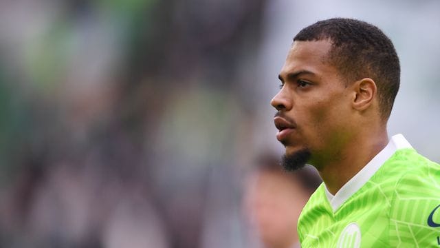 Wolfsburgs Lukas Nmecha beschreibt Mitspieler Max Kruse als "sehr ruhigen Typ". Wolfsburgs Lukas Nmecha beschreibt Mitspieler Max Kruse als "sehr ruhigen Typ".