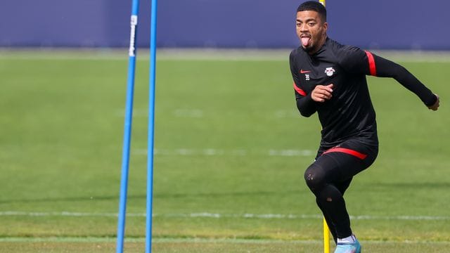 Leipzigs Spieler Benjamin Henrichs während einer Sprintübung im Training. Leipzigs Spieler Benjamin Henrichs während einer Sprintübung im Training.