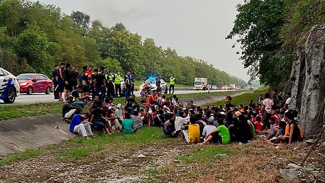 Handout der malaysischen Polizei: Beamte halten Rohingya-Flüchtlinge fest, die aus einem Internierungslager geflohen waren.