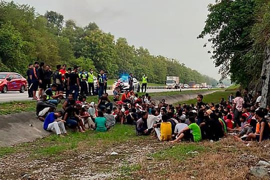 Handout der malaysischen Polizei: Beamte halten Rohingya-Flüchtlinge fest, die aus einem Internierungslager geflohen waren.