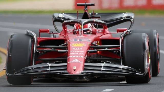 Formel-1--Pilot Charles Leclerc fährt im Ferrari-Boliden über die Strecke.