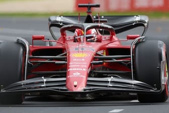 Formel-1--Pilot Charles Leclerc fährt im Ferrari-Boliden über die Strecke.