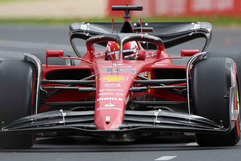 Formel-1--Pilot Charles Leclerc fährt im Ferrari-Boliden über die Strecke.