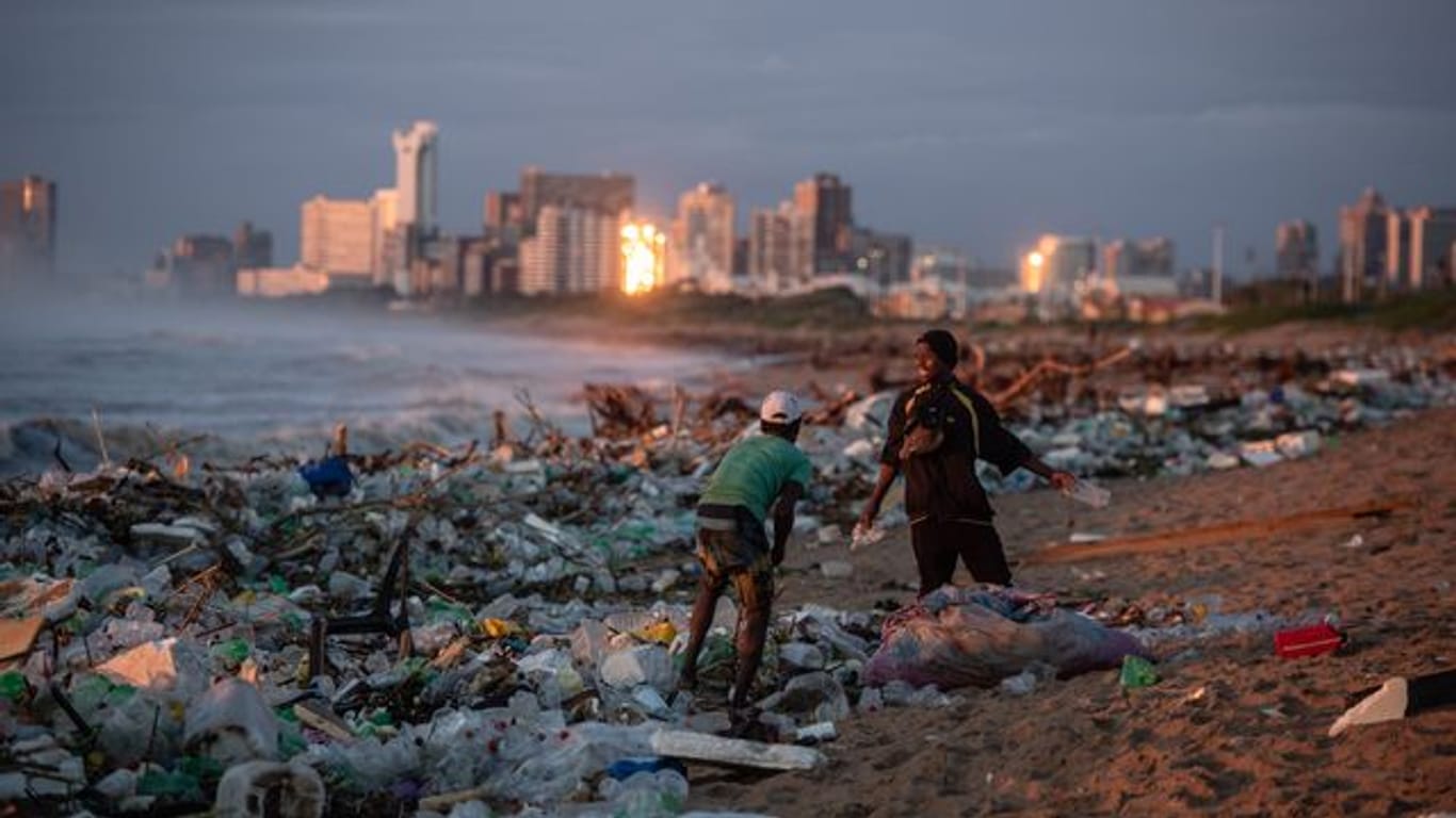 Müll am Strand von Durban, der durch die ungewöhnlich heftigen Niederschläge angespült worden ist.