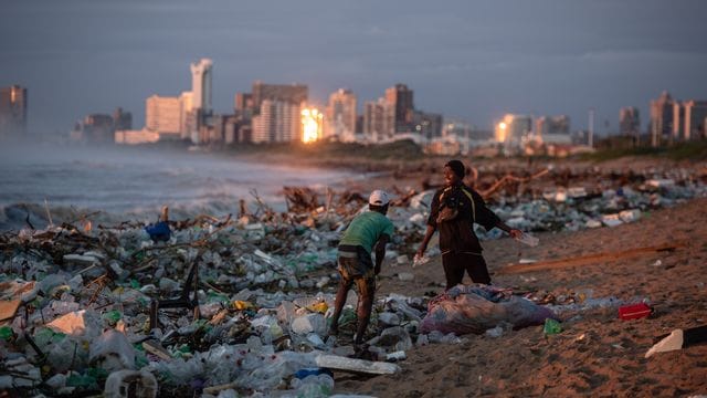 Müll am Strand von Durban, der durch die ungewöhnlich heftigen Niederschläge angespült worden ist. Müll am Strand von Durban, der durch die ungewöhnlich heftigen Niederschläge angespült worden ist.
