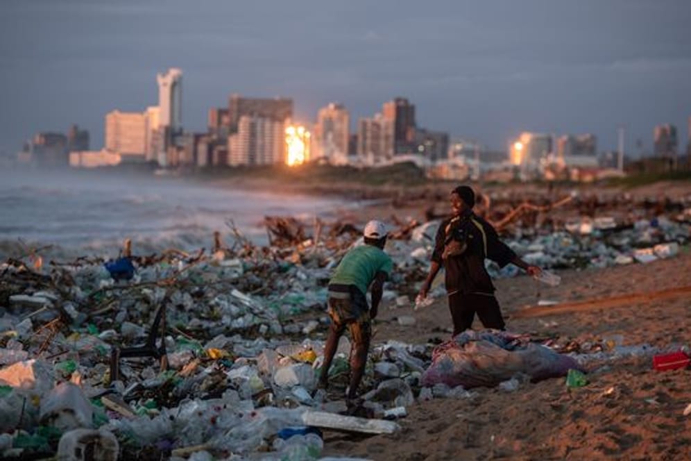 Müll am Strand von Durban, der durch die ungewöhnlich heftigen Niederschläge angespült worden ist.