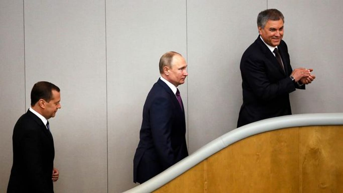 Duma-Chef Wjatscheslaw Wolodin (r) und Präsident Wladimir Putin auf einer Aufnahme aus dem Jahr 2018.