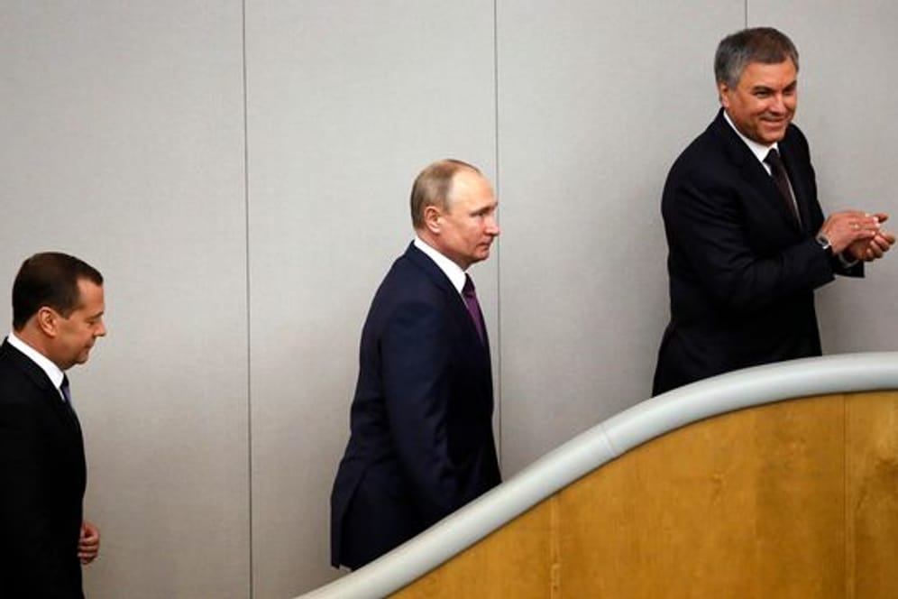 Duma-Chef Wjatscheslaw Wolodin (r) und Präsident Wladimir Putin auf einer Aufnahme aus dem Jahr 2018.